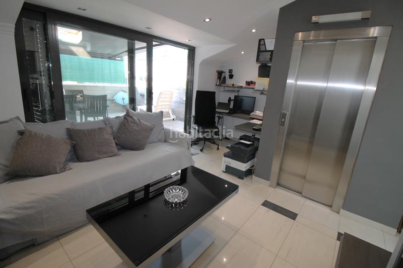 Foto b9d340a5-3b54-4940-99aa-a42df273834e. Casa amb calefacció aparcament a Centre Badalona