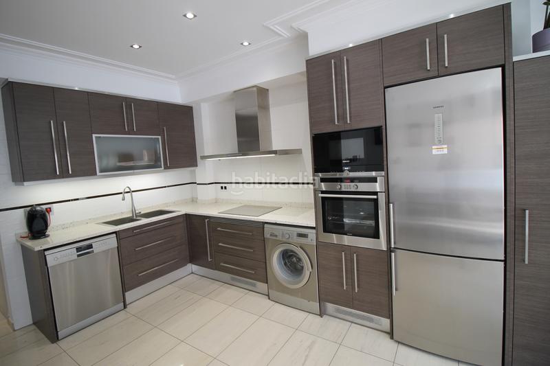 Foto e20054a1-8816-4706-9af7-04abf145a21b. Casa amb calefacció aparcament a Centre Badalona