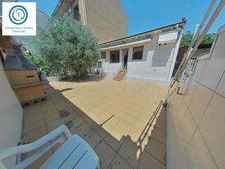 Haus in Col·legis Nous. Encantadora casa de una planta con dos terrazas, cocina de veran