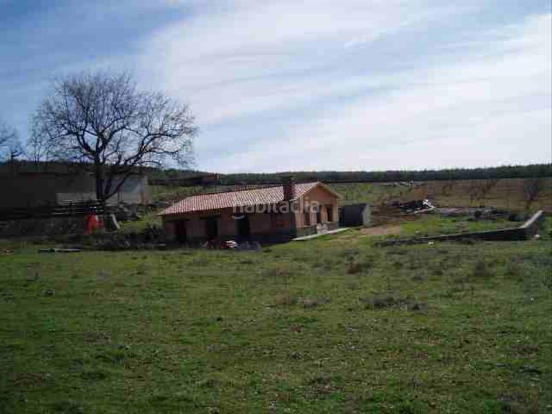 Foto df938e72-e687-45de-85e2-d065c2f179e1. Finca rústica finca con casas, agua y luz en Candeleda