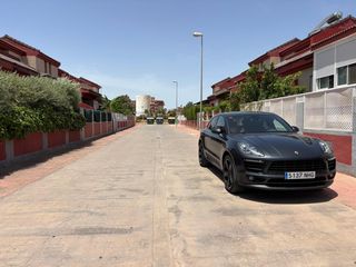 Casa a schiera in Polígono Santa Ana. Planta baja residencial casa blanca