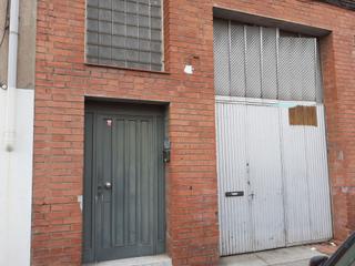 Bâtiment à usage industriel à La Verneda. Planta industrial de 490m2 con montacargas y  vivienda con gimna