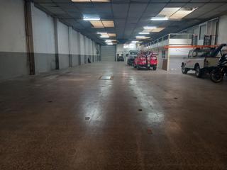 Lloguer Nau industrial a Gràcia. Nave con suministros