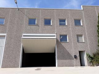 Rent Industrial building in Can Vinyals. Nave de 430m2 con imagen lista para entrar. patio comunitario 1.