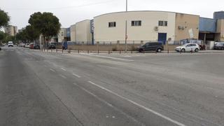 Alquiler Nave industrial en Granvia LH. Nave esquinera de 600m2 con patio delantero y trasero. lista par