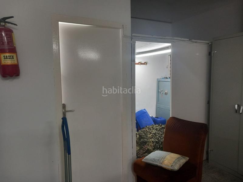 Foto cd2674c0-bdd2-47e8-a1a4-8c8e4a77182b. Local comercial  en zona de Collblanc en Hospitalet de Llobregat (L´)
