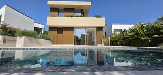 Xalet a El Toro. Villa moderna de reciente construcción con piscina en el toro