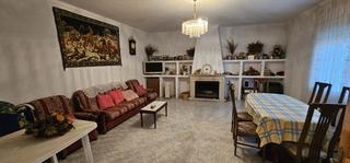 Casa en Paterna del Madera. Casa de tres plantas con una configuración única de doble vivien