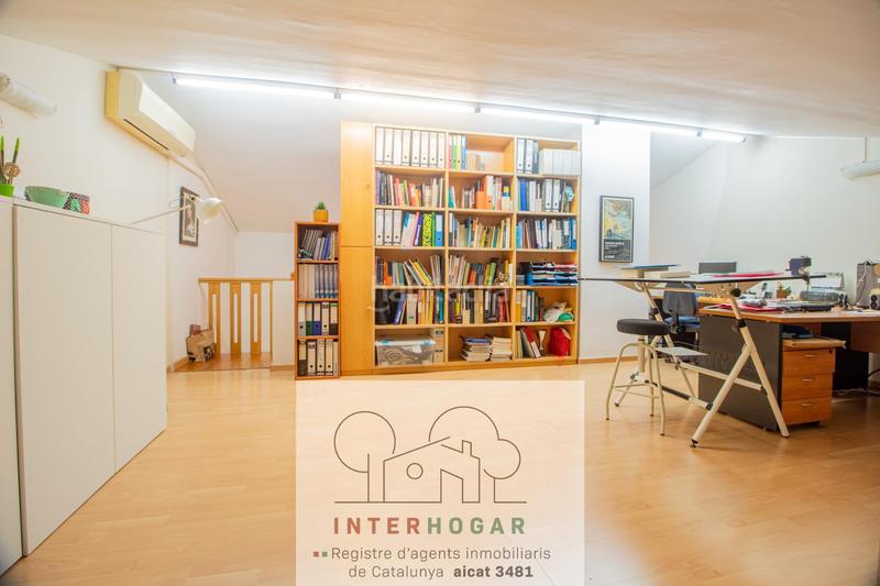 Foto 384eba71-fe83-4ca9-ae59-36b6d9569f41. Dúplex espectacular dúplex con buhardilla muy luminoso con terraza. piscina con zona deportiva e infantil. en Cerdanyola del Vallès