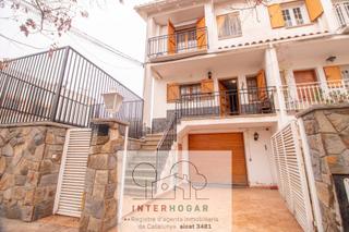 Maison jumelée à Serraparera. Casa adosada con jardín y piscina