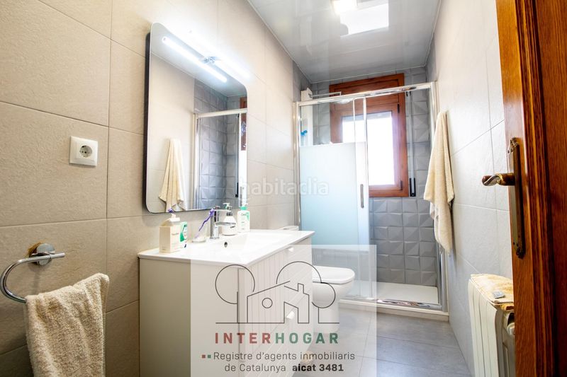 Foto baf2f79b-38ad-4d7d-beef-5b301664d1f0. Casa  sola a cuatro vientos en Serraparera zona centro cívico en Cerdanyola del Vallès