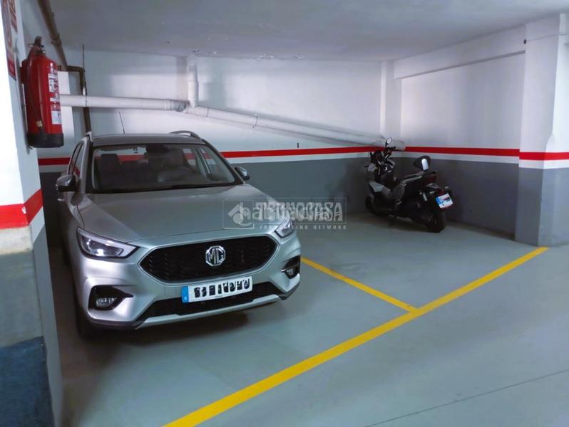 Foto 35efbca8-2a8c-49af-a436-343e02e5633e. Parking coche boxplaza de garaje en venta en La Plana Esplugues de Llobregat