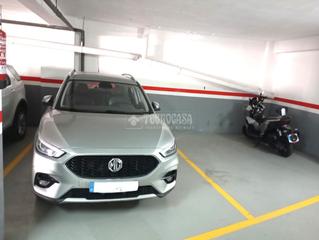 Parking coche en La Plana