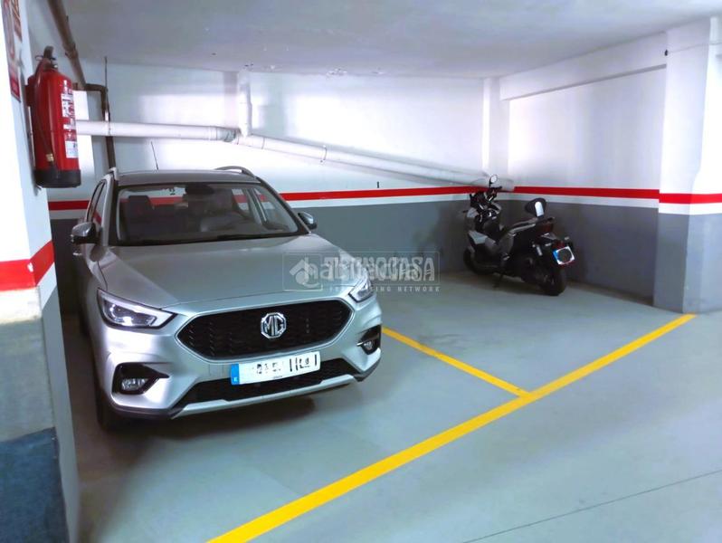 Foto c13843e9-9fd6-46cd-871d-198e015e6798. Parking coche boxplaza de garaje en venta en La Plana Esplugues de Llobregat