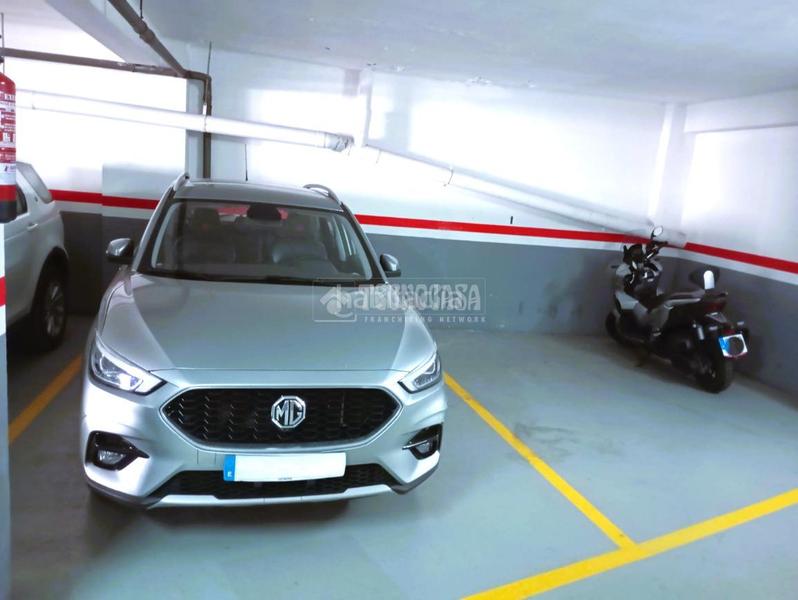 Foto db57cb6e-1fac-4109-bbf9-262ddb489fc1. Parking coche boxplaza de garaje en venta en La Plana Esplugues de Llobregat