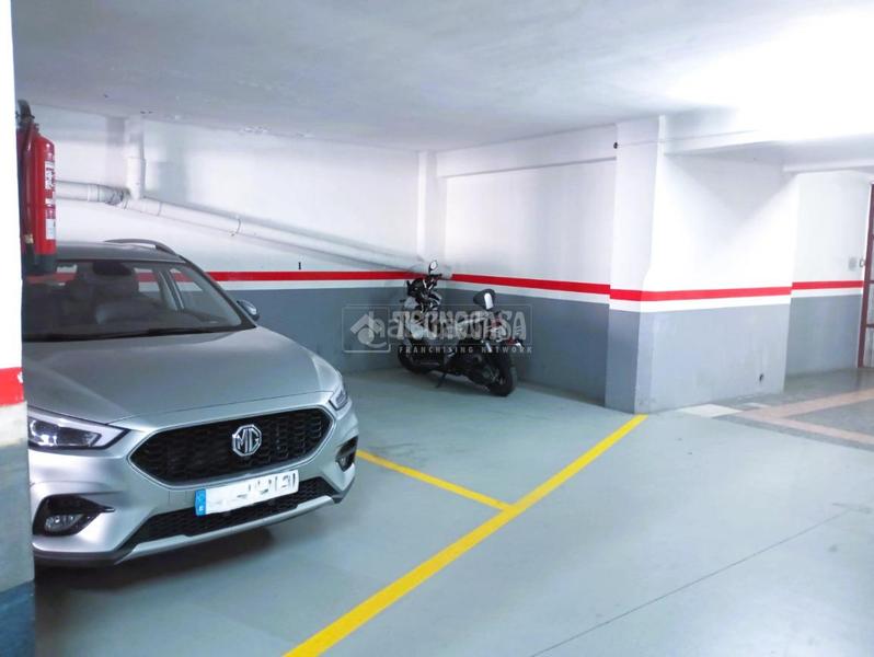 Foto eeaa3a91-9489-429f-8edc-11df8d839a7a. Parking coche boxplaza de garaje en venta en La Plana Esplugues de Llobregat