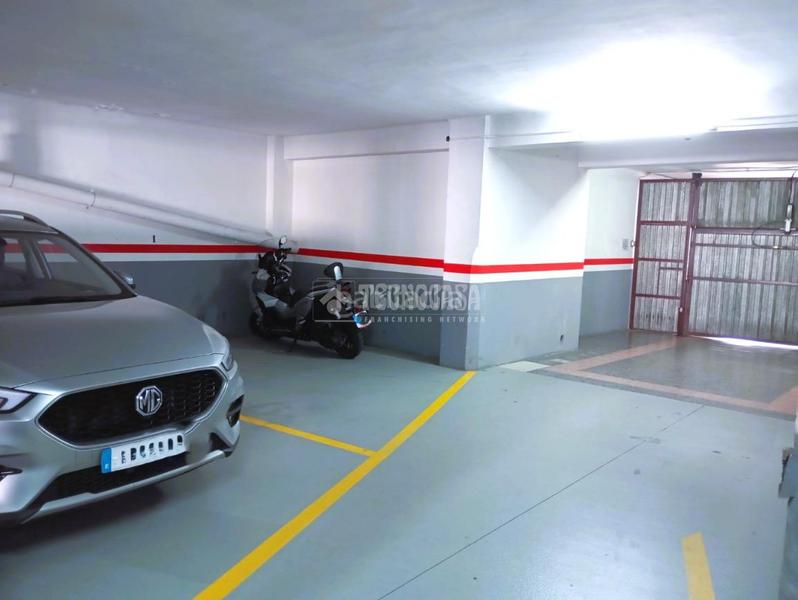 Foto f79138b5-087f-4959-ae01-588c208a8547. Parking coche boxplaza de garaje en venta en La Plana Esplugues de Llobregat