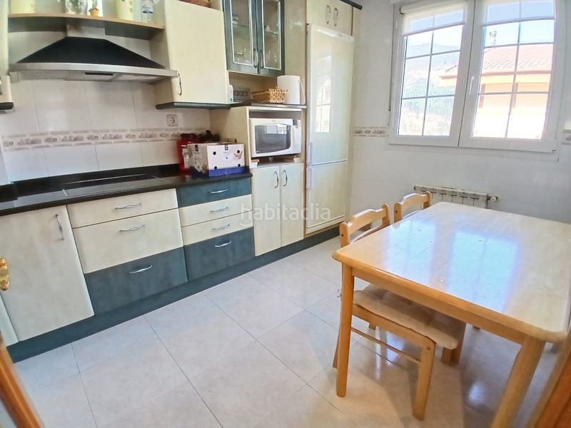 Foto 483d3c96-2d12-4e37-91dc-68849cf2c4cb. Casa amb xemeneia calefacció aparcament a Otañes-Talledo Castro - Urdiales