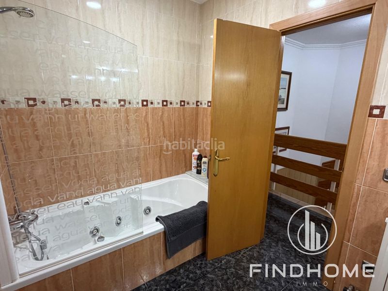 Foto dec44b56-e7a3-4930-bd1c-b073a2a3f429. Casa adossada amb calefacció aparcament a Olot