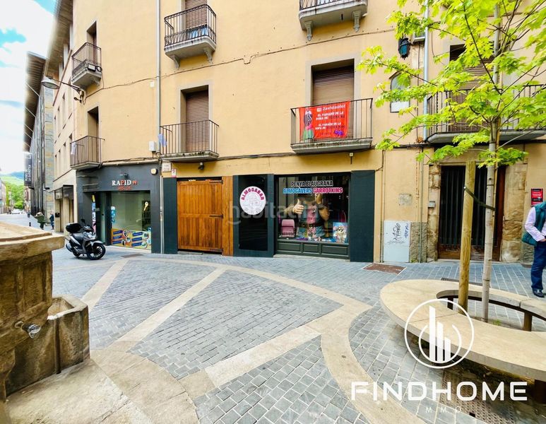 Foto 1e8fe9a5-b13c-4687-a148-d7d35451af77. Edificio in Olot