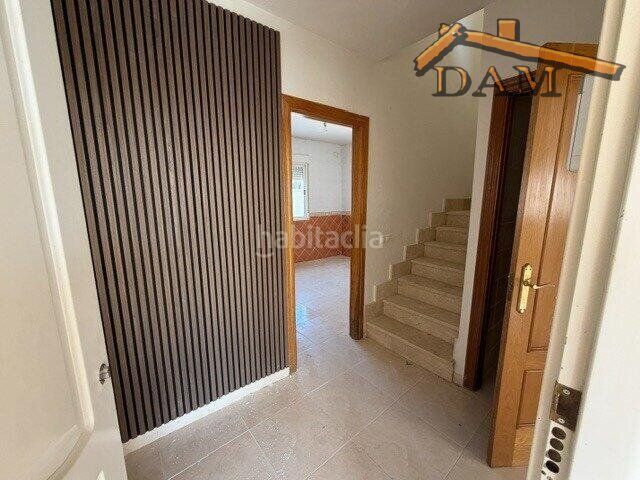 Foto 548534e8-cf2f-4db5-8842-f4e982f964dc. Casa aparellada a Carmena