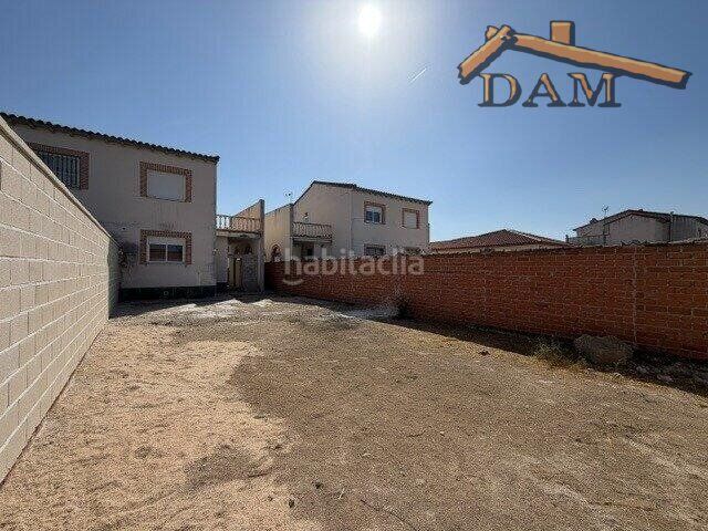 Foto 587aac73-adb0-4ffa-84b5-e21f64749034. Casa aparellada a Carmena
