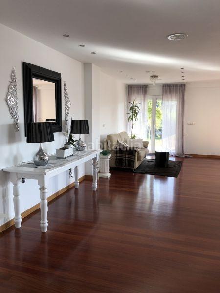 Foto 43f00b37-d3a9-4fab-b476-528e6d20935e. Chalet en Ensanche - Sar Santiago de Compostela