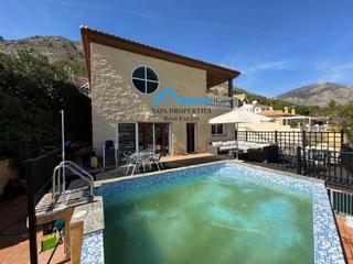 Xalet a Callosa d´en Sarrià. Chalet con licencia turística a la venta en urbanización almedia