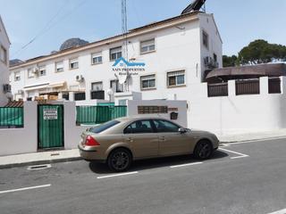Maison à Polop. Acogedor bungalow con terraza privada, piscina y garaje en polop
