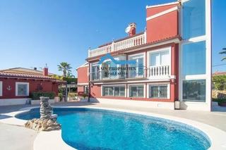 Casa a Pueblo-Ubanizaciones. Preciosa villa en alfaz del pí