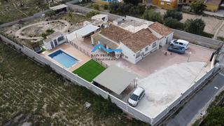 Chalet in El Secanet-Hacienda del Sol. Chalet independiente con piscina y parcela de más de 2000m2 en v