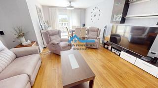 Casa pareada en Varadero. Amplio chalet pareado con gran sótano, piscina privada y zonas d