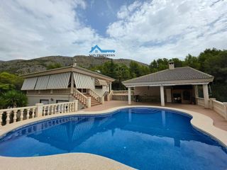 Chalet à Callosa d´en Sarrià. Chalet independiente en un enclave único entre el mar y las mont