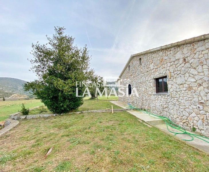 Foto fea41477-d58f-43a5-a422-9cc95aca2823. Masia amb piscina a Canyelles