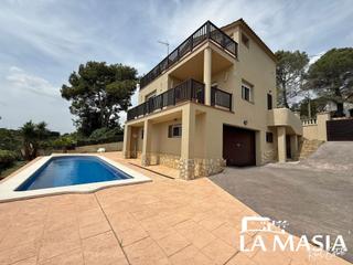 Casa a Olivella. Precioso chalet con piscina