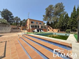 Maison jumelée à Olivella. Encantadora casa adosada con piscina y vistas a la montaña en ma