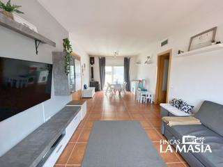 Maison jumelée à Olivella. Amplia y soleada casa adosada en el centro de mas milà con gran