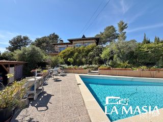 Casa en Olivella. Casa con piscina, gran parcela y vistas a la montaña en las coli