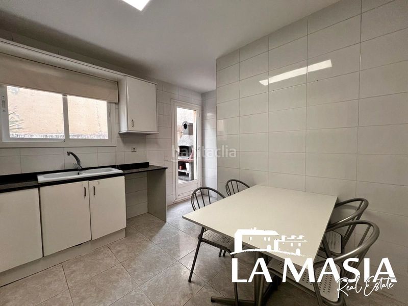 Foto 90c9efc8-4d44-483c-b20a-2e62570ad067. Casa adossada amb piscina a les botigues de Sitges Sitges