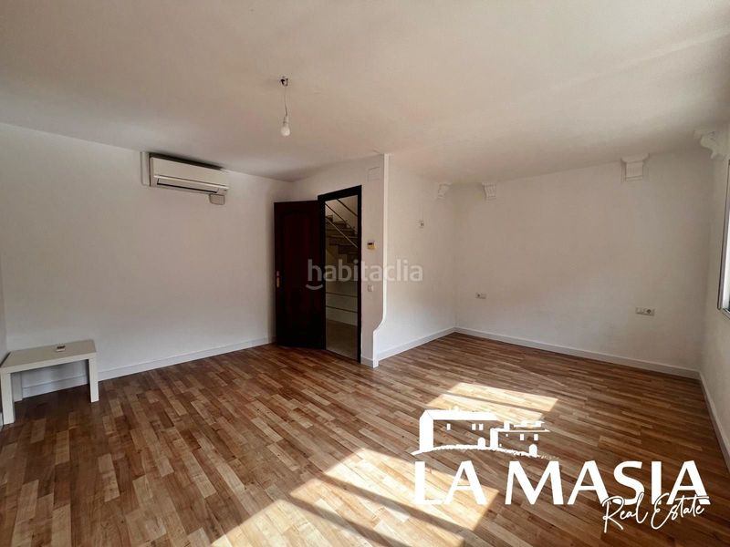 Foto f9e6ad26-1951-4f65-9762-925b636c66c1. Casa adossada amb piscina a les botigues de Sitges Sitges