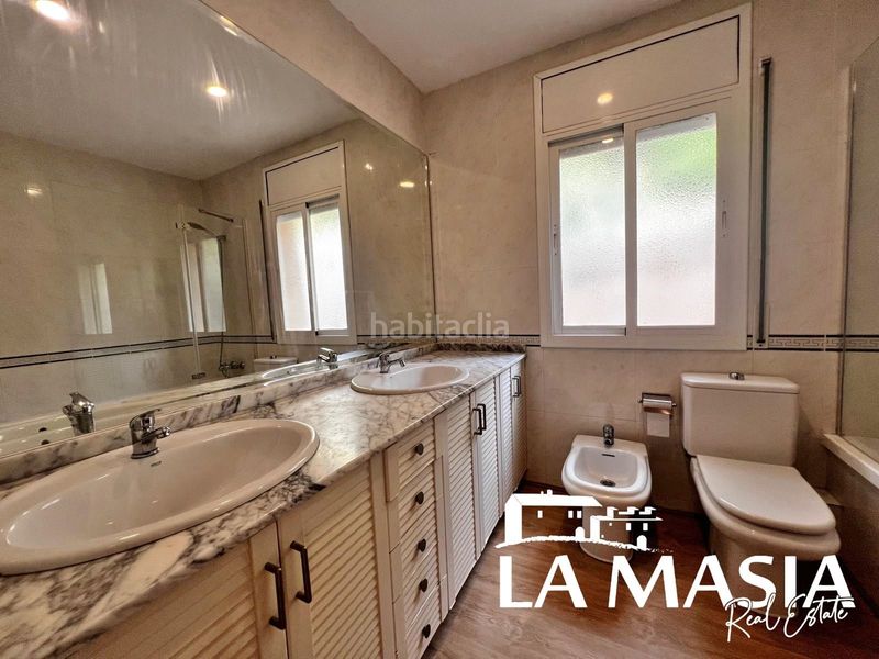 Foto fa410fa6-57ef-4bf2-8f44-f33e7d1abd20. Casa adossada amb piscina a les botigues de Sitges Sitges