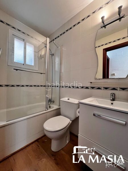 Foto fd540a49-97c8-46b0-ae51-a59c6c13f62e. Casa adossada amb piscina a les botigues de Sitges Sitges
