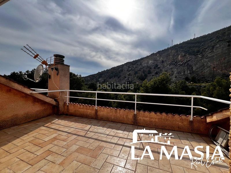 Foto fd954d31-aa3e-4eb4-be33-c48646056487. Casa adossada amb piscina a les botigues de Sitges Sitges
