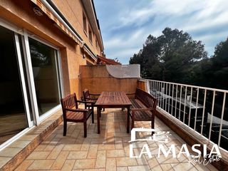 Casa a schiera in Les Botigues de Sitges. Precioso chalet adosado con piscina comunitaria