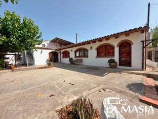 Country house in Pla del Penedès (El). Masía en venta con restaurante totalmente equipado y vivienda en