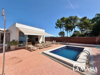 House in Olivella. Preciosa vivienda con piscina
