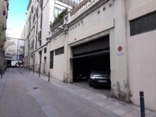 Rent Motorcycle parking in Carrer de berga 40. Plaza de parking moto en gracia al lado de fontana