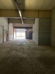 Rent Industrial building in Carrer de la ginesta 2. Nave industrial 3 bien ubicada, diáfana y a pie de calle con ent