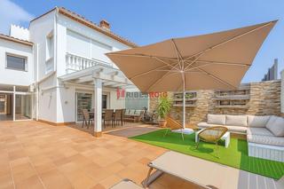 Casa adossada  Ildefons cerda. Gran casa de 5 habitaciones con jardn en el centro de ribes