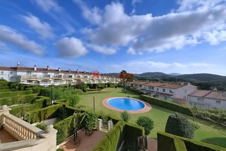 Casa adossada a Centre. Casa de 5 habitaciones con jardín y piscina